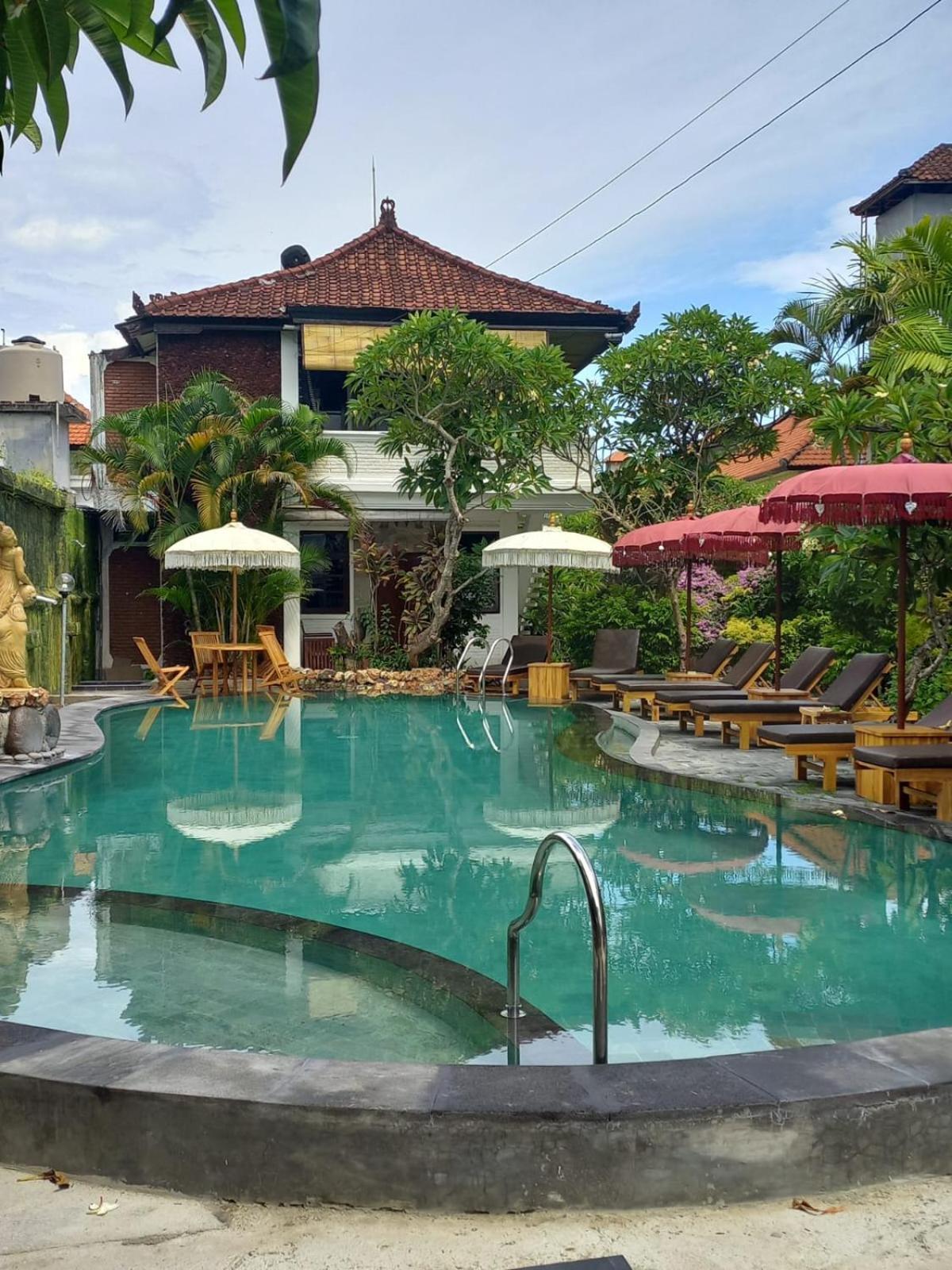 Berlian Inn Kuta Beach Экстерьер фото