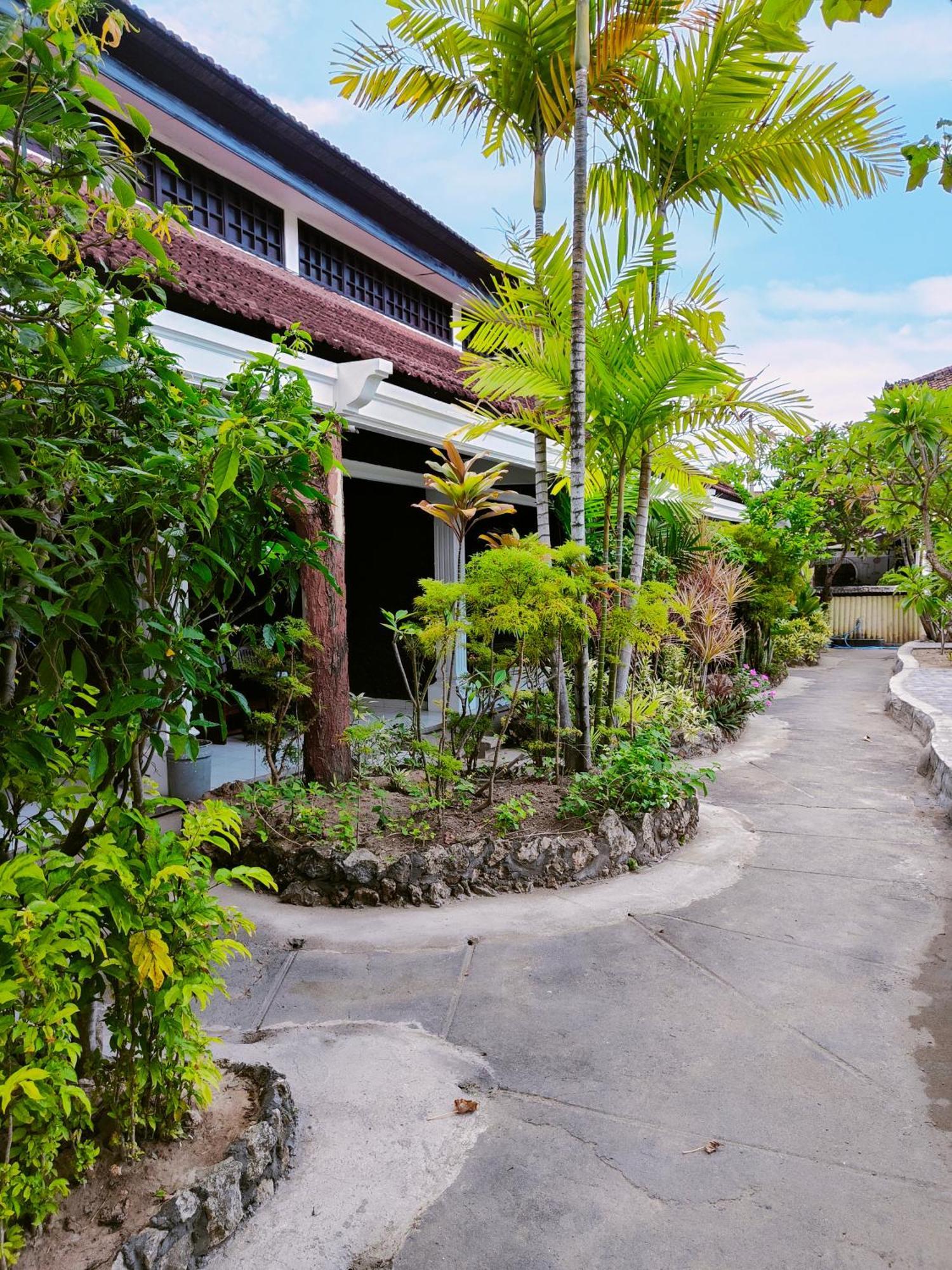 Berlian Inn Kuta Beach Экстерьер фото